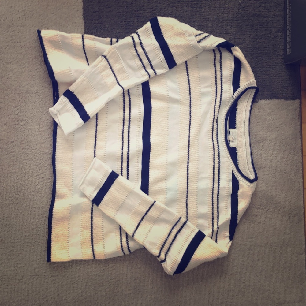 Beautiful boxy Lou & Grey sweater!